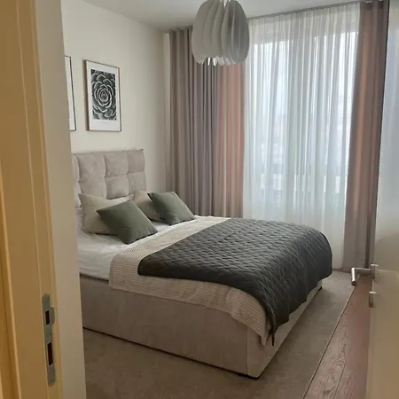 Leonora Waterfront Apartment *